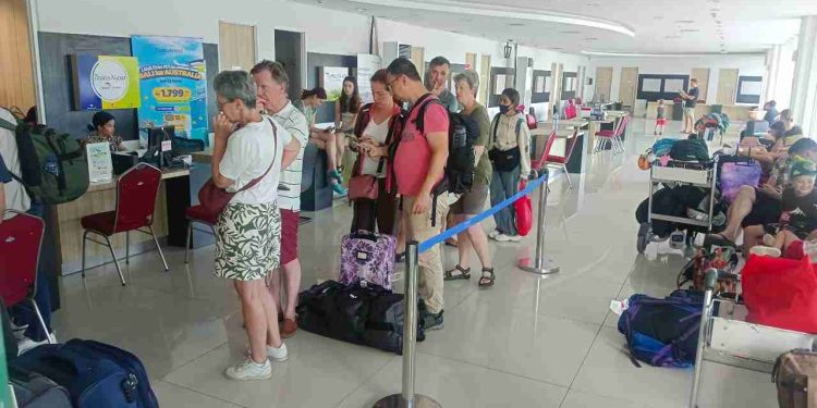 Erupsi Lewotobi Imbas Bandara Ngurah Rai, Puluhan Penerbangan Terpengaruh