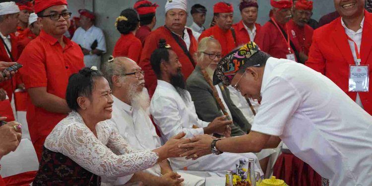 Gubernur Koster Ajak Warga Pande Bersatu Lestarikan Budaya Bali