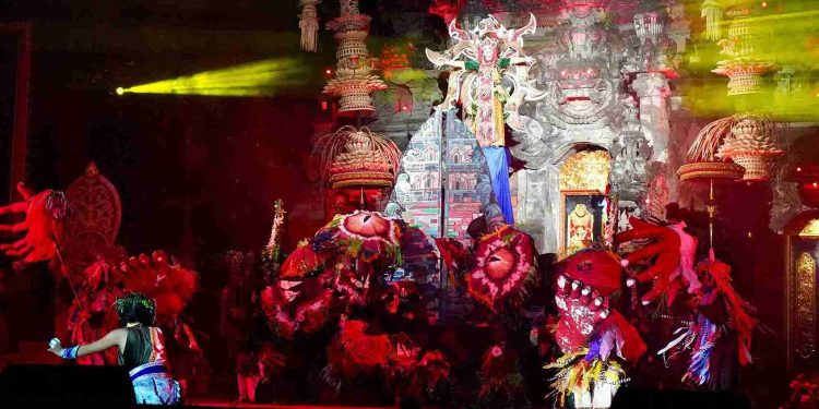 Pentas Kolosal Seniman Badung Menghibur dan Soroti Isu Lingkungan