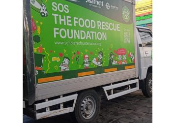 Intrepid Travel dan SOS Indonesia Aksi Pariwisata Bertanggung Jawab dengan Bagikan Makanan di TPA Suwung