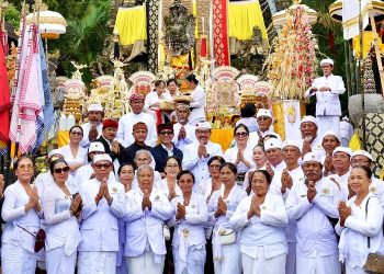 Harmoni Spiritual Membangun Kekompakan Rombongan Pemkab Tabanan di Pujawali Semeru Agung
