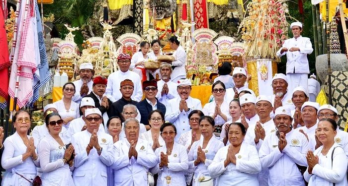 Harmoni Spiritual Membangun Kekompakan Rombongan Pemkab Tabanan di Pujawali Semeru Agung