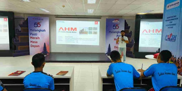 Astra Motor Bali Ajari Siswa SMK PGRI 2 Badung tentang Dunia Kerja Melalui MPLS