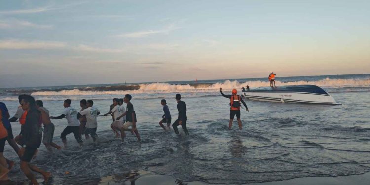 Puluhan Penumpang Terjebak dalam Kecelakaan Fast Boat Terbalik Dekat Pelabuhan Sanur