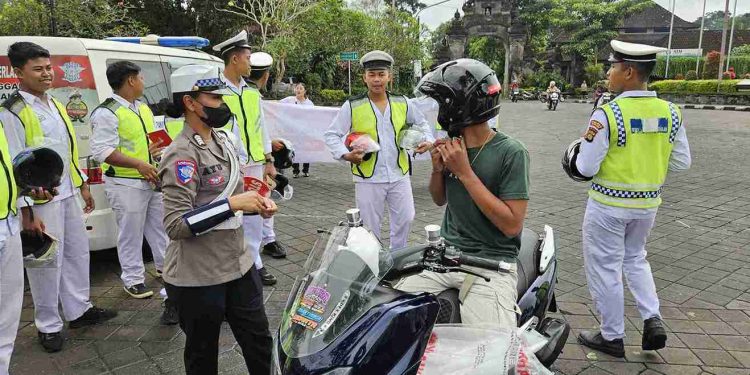 Tingkatkan Keselamatan Berkendara Kolaborasi Polisi dan Pelajar di Bali