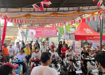 Merdeka Berkreasi Bareng Scoopy, Lomba Makan Kerupuk di Atas Motor di Tuban Jadi Sorotan