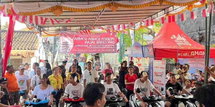 Merdeka Berkreasi Bareng Scoopy, Lomba Makan Kerupuk di Atas Motor di Tuban Jadi Sorotan