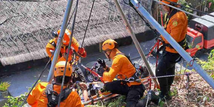 Kesiapan Tim SAR Denpasar Diuji dalam Simulasi Kecelakaan Paralayang