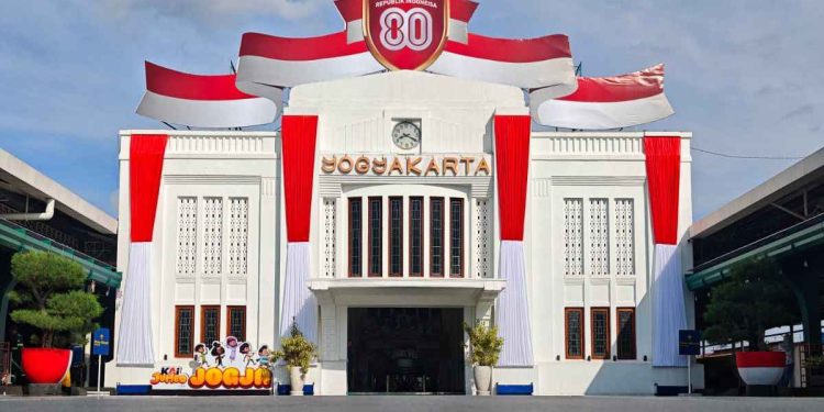 Hadirkan Suasana HUT RI dengan Kereta Unik untuk Memanjakan Penumpang Daop 6 Yogyakarta