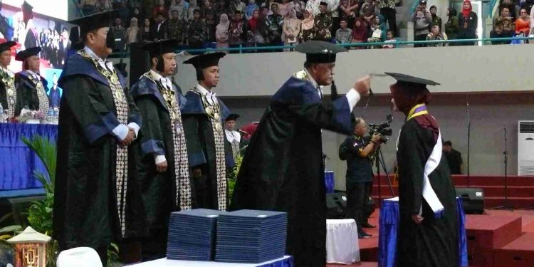 Wisuda Akbar UNY dan Penjelasan Rektor Mengenai Target Pencetakan Ijazah