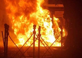 Massa Anarkis Bakar Mobil Dinas di Mapolda DIY Tuntut Keadilan untuk Ojol Affan Kurniawan
