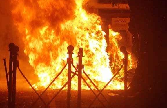 Massa Anarkis Bakar Mobil Dinas di Mapolda DIY Tuntut Keadilan untuk Ojol Affan Kurniawan