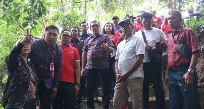 Tinjau Lokasi Bencana Pemkab Tabanan Serahkan Bantuan untuk Korban Cuaca Ekstrem