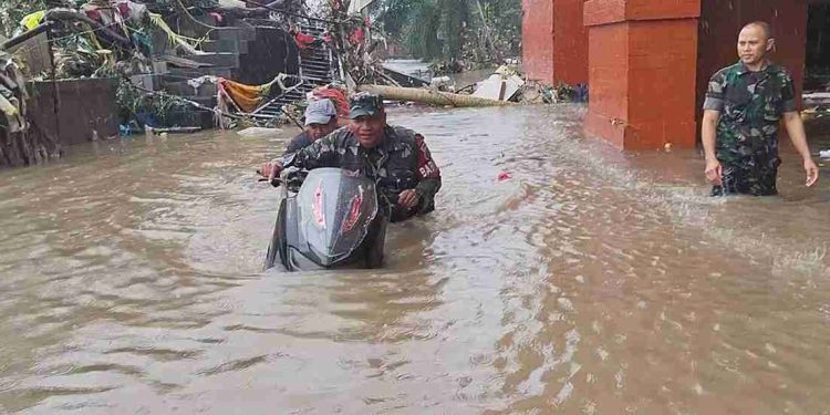 Pangdam Udayana Turunkan Prajurit untuk Evakuasi Korban Banjir di Bali