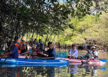 Ratusan Personel Dikerahkan untuk Bersihkan Sampah Plastik Pasca Banjir di Bali
