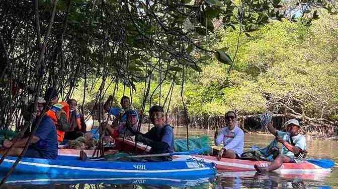 Ratusan Personel Dikerahkan untuk Bersihkan Sampah Plastik Pasca Banjir di Bali