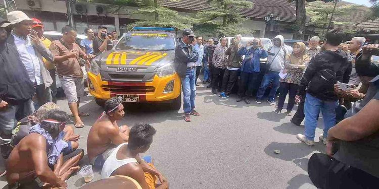Ratusan Penambang Progo Protes di Kantor BBWSSO DIY Tolak Larangan Alat Bantu Izin Tambang Rakyat