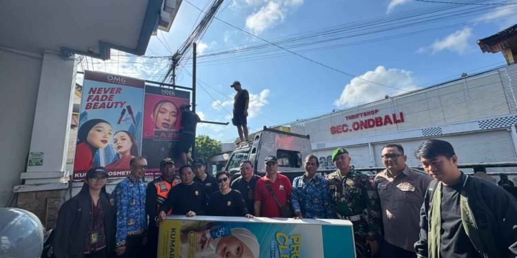 Hukum Tegak Satpol PP Denpasar Hancurkan Reklame Ilegal Sinyal Keras bagi Pelanggar Aturan