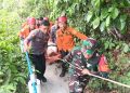 Wisatawan Terjatuh Saat Menuruni Tangga Pantai Atuh Bali