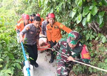 Wisatawan Terjatuh Saat Menuruni Tangga Pantai Atuh Bali