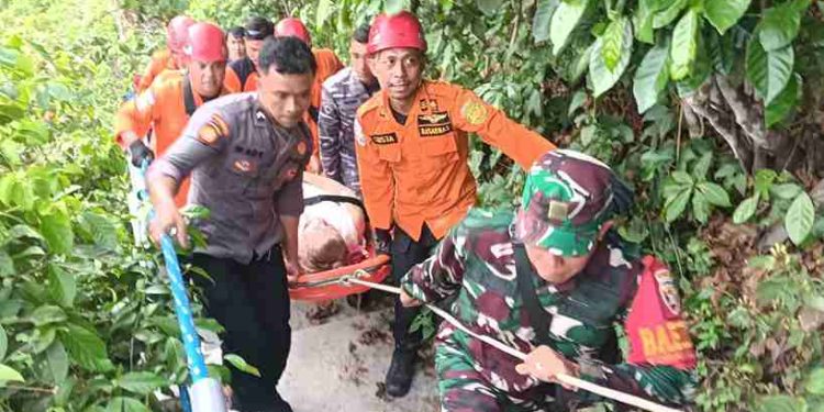 Wisatawan Terjatuh Saat Menuruni Tangga Pantai Atuh Bali