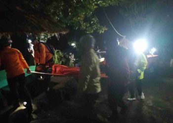 Pendaki Kelelahan Dievakuasi oleh Tim SAR di Gunung Sanghyang Bali