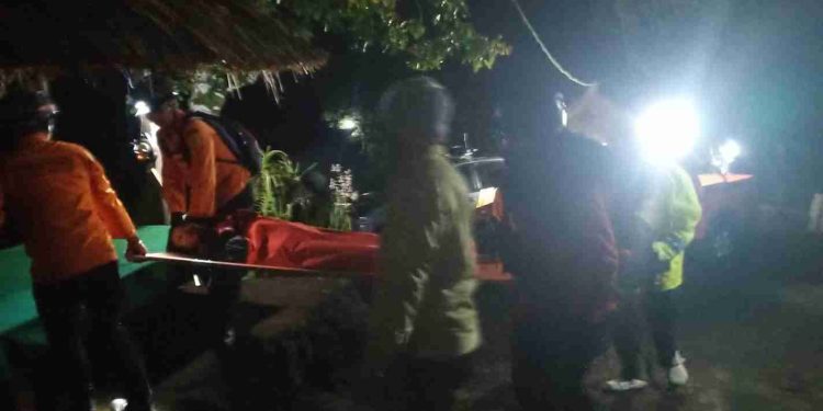 Pendaki Kelelahan Dievakuasi oleh Tim SAR di Gunung Sanghyang Bali