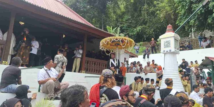 Prosesi Pemakaman PB XIII di Imogiri Khidmat Menunjukkan Cinta Tulus Masyarakat Jawa