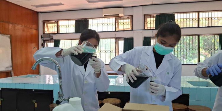 Inovasi Siswa SMADARA: Ekstrak Daun Kelor Solusi Pengolah Limbah Timbal di Pantai Sanur