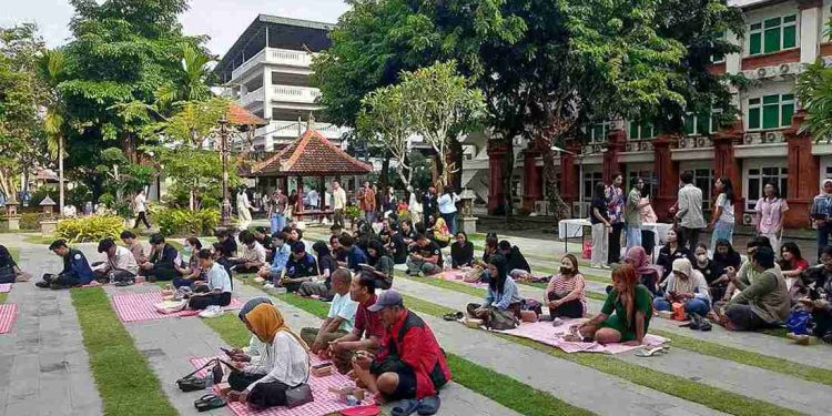 Diskusi Publik Edukasi Pencegahan HIV/AIDS dan Stigma di Bali oleh ALSA LC FH Unud