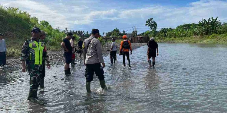 Satu Buruh Bangunan Hilang Setelah Diterjang Air Bah di Jembrana, Tim SAR Lanjutkan Pencarian