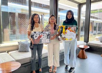 Koalisi Serahkan Kandang Simbolis Desak Transparansi Radisson soal Telur Bebas Sangkar