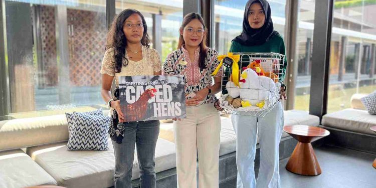 Koalisi Serahkan Kandang Simbolis Desak Transparansi Radisson soal Telur Bebas Sangkar