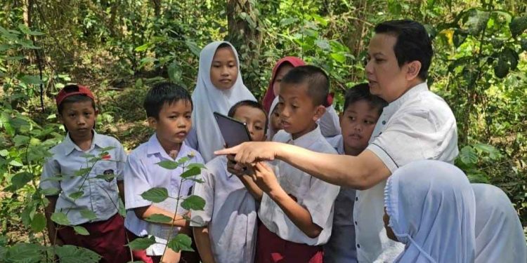 Guru Matematika Papua Kembangkan Metode 3D Digital Raih Honda PCX160 dari Yayasan AHM