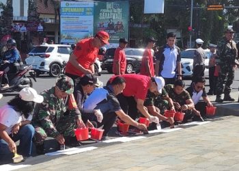 Ribuan ASN Bergotong Royong Cat Trotoar Sambut HUT ke-532 Kota