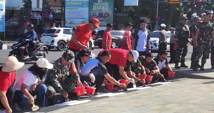 Ribuan ASN Bergotong Royong Cat Trotoar Sambut HUT ke-532 Kota