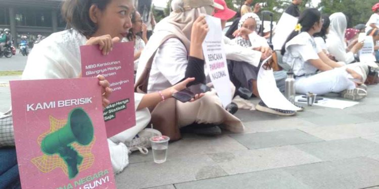 Kado Pahit Hari Ibu: Perempuan di UGM Bersuara Melawan Kejahatan Ekologis dan Kelalaian Bencana