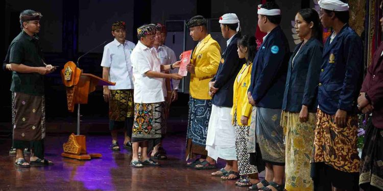 Memutus Rantai Kemiskinan Lewat Pendidikan Gubernur Koster Laksanakan Program Satu Keluarga Satu Sarjana