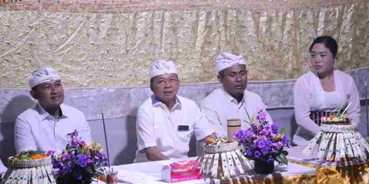 Menjaga Warisan Leluhur, Gubernur Perkuat Komitmen Adat di Pura Luhur Pucak Padang Dawa