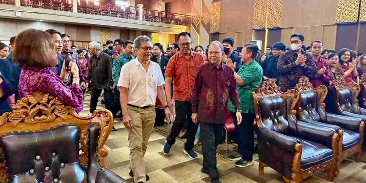Menjaga Nalar di Era Digital: Koster dan Rocky Gerung Bertemu dalam Diskusi di Unmas