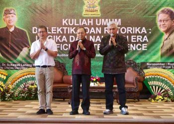 Rocky Gerung di UNMAS: Hidup Tak Pasti tetapi Ada Kopi Arak