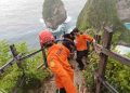 Wisatawan Ceko Dievakuasi Dramatis dari Tebing Pantai Kelingking Diterjang Ombak Besar