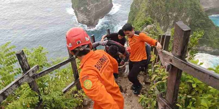 Wisatawan Ceko Dievakuasi Dramatis dari Tebing Pantai Kelingking Diterjang Ombak Besar