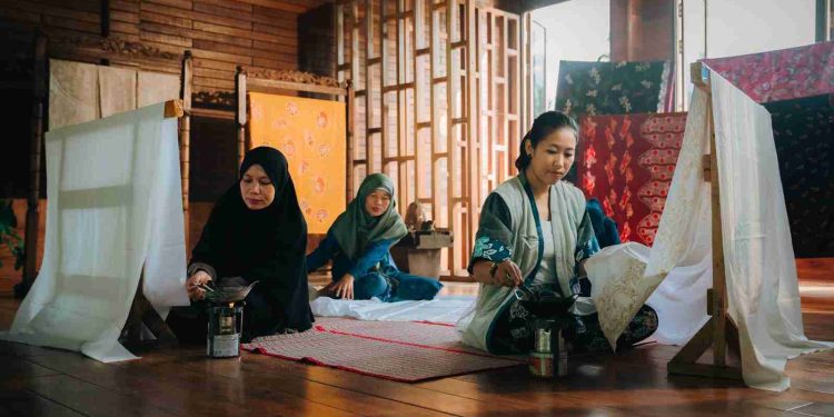 Dorong Warga Singkawang Mandiri Melalui Produksi Batik Berkelanjutan