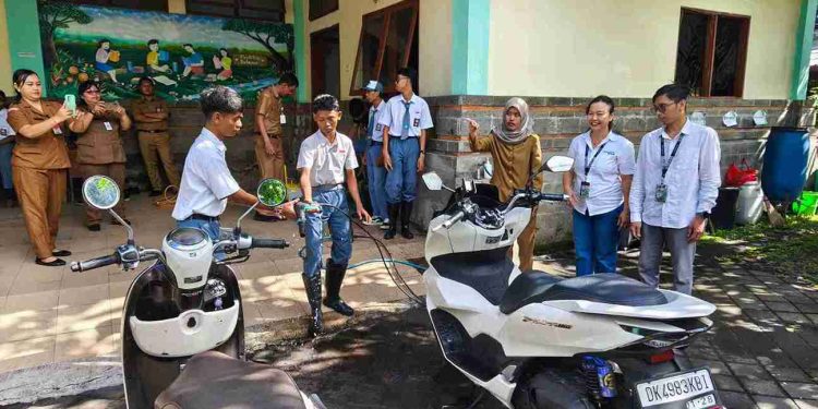 Berdayakan Siswa Difabel dengan Kurikulum Cuci Motor di SLB Negeri 3 Denpasar