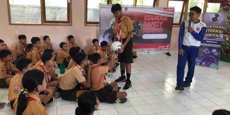Tanamkan Budaya Aman Berkendara dan Cerdas Digital di SMP Santo Paulus Singaraja