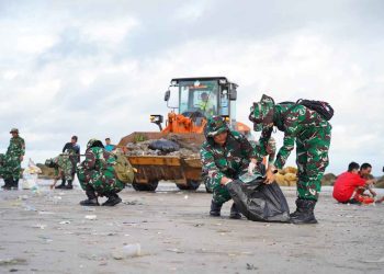 Karya Bakti Terpadu Ribuan Personel Bersatu Menjaga Kebersihan Pantai Bali