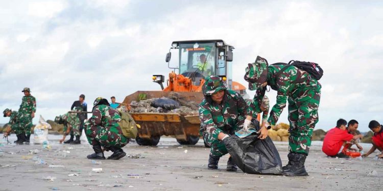 Karya Bakti Terpadu Ribuan Personel Bersatu Menjaga Kebersihan Pantai Bali