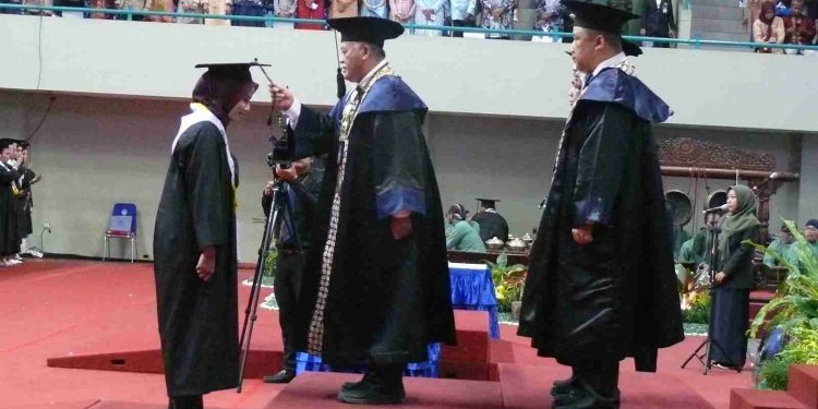 Wisuda UNY 1566 Lulusan dengan 29 Menerima Predikat Summa Cumlaude