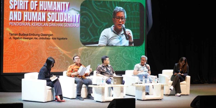 Jangan Percayakan Survei, Uji Pemimpin Langsung di Kampus menurut Rocky Gerung